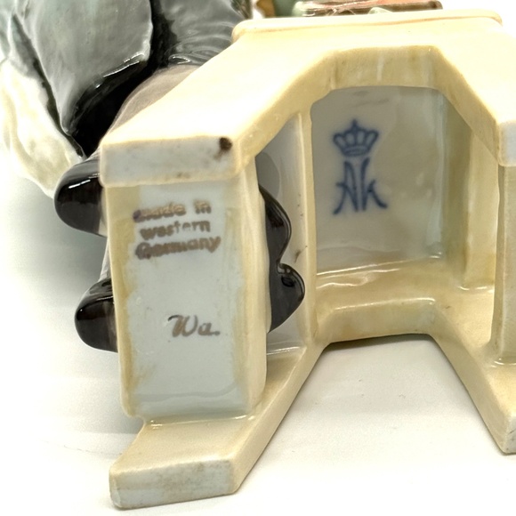 AK Kaiser Porcelain Figurine The Librarian or Bookworm 448 G Bochmann Germany 8" - Picture 6 of 11